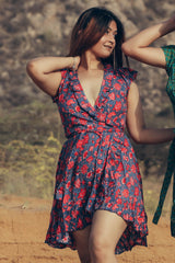 Vestido corto envolvente Le Crepé verd.