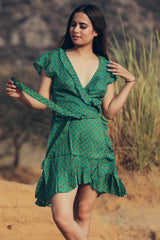 Vestido corto envolvente Le Crepé verd.