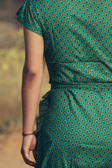 Vestido corto envolvente Le Crepé verd.
